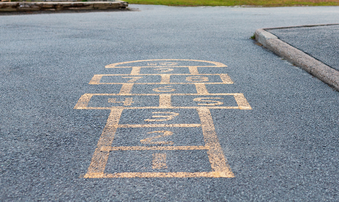 schulhof-spielplatz-schule
