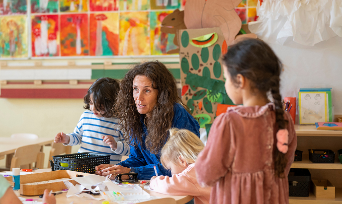 vorschule-lehrkraft-kreatives-lernen-mit-kindern